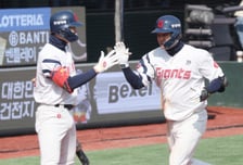 [포토] 손호영 '6회 역전 솔로포'