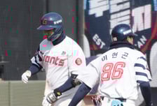 [포토] 손호영 '시범경기 무패 도전'