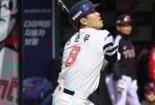 [포토] 전준우 '너무 떴나'