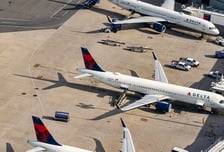 "비행기표 미리 살 걸" 미 항공권 일주일 만에 2배…눈 뜨면 오른다