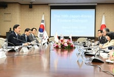 한일 재무장관, 공동 구두개입성 입장 발표…"통화 가치 하락 우려"