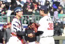 [포토] 박정민 매조지, 손성빈과 악수