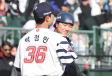 [포토] 박정민 '간신히 막았나'