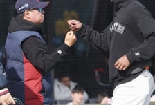 [포토] 김태형 감독 '로드리게스 춥냐?'