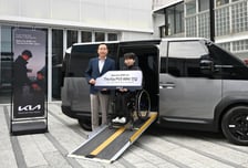 기아, LoL '디플러스 기아' 권재혁 선수에게 'PV5 WAV' 전달