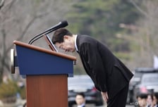 "진심 어린 사과"…3·15 유가족 앞에서 허리 숙인 이재명 대통령