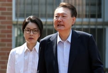 '무상 여론조사' 윤석열·'매관매직' 김건희, 17일 한날 첫 공판