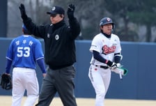 [포토]'패스트볼에 가볍게 3루까지' 박판호