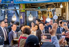 "지금 홍보하세요"…창원 반송시장 상인들에 힘 보탠 李 대통령