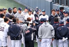 [포토]'삼성전 승리 후 선수들 모은' 홍원기 두산 수석코치