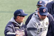 [포토]'홍원기 코치와 이야기 나누는' 김원형 감독