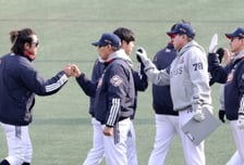 [포토]'선수들과 하이파이브 나누는' 김원형 감독
