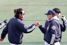 [포토]'박찬호와 하이파이브 나누는' 김원형 감독