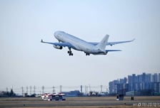 [속보] 중동 탈출'사막의 빛'…한국인 204명 탄 軍 수송기 서울공항 도착
