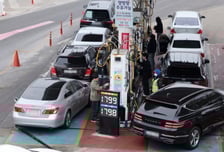 국내 기름값 60원 이상 ↓… 일부 '1700원대' 재등장