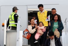 "집에서 미사일이..." 떨던 소녀도 한국 땅 밟았다...'사막의 빛' 작전 성공