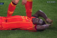 '충격' 경기 중 의식 잃고 쓰러졌다, 나폴리 6만 관중 숨죽인 '공포의 4분'... 레체 25세 에이스. 구급차 이송