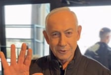 "AI 아니다"...'사망설' 네타냐후, 커피 들고 다섯 손가락 인증