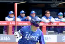 [포토]'첫타석 범타로 물러나는' 최형우