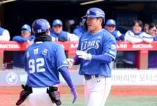 [포토]'선제 솔로홈런' 류지혁