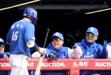 [포토]박진만 감독도 미소만개 '선제 솔로홈런' 류지혁