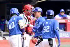 [포토]전영준 상대로'선제 솔로홈런' 류지혁