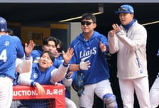 [한번에쓱]'삼성 복귀 첫안타 그리고 첫 득점 최형우' 환영하는 후배들