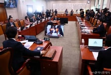 법사위 '이물질 백신' 충돌..."현안질의 해야" vs "복지위 사안"