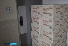 "택배기사가 테러?"...현관문 앞 바짝 쌓아둔 상자 20개 '시끌'