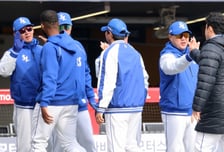 [포토]'5이닝 무실점 역투 최원태와 하이파이브' 박진만 감독