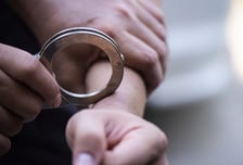 폐가 옷장에 숨어있던 수상한 남자…잡고보니 '전과 60범'