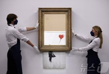 '얼굴 없는 화가' 뱅크시 정체 드러났다?..."우크라 입국 결정적 단서"