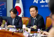 [속보]與정청래 "찰떡 공조 당정청…검찰개혁 골자는 수사 기소 분리"