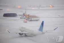 "공항 바닥서 밤새웠다" 여행객들 발동동…미 공항 마비 사태, 왜?