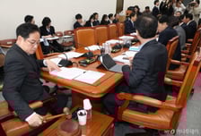 "자산가 절세 꼼수 될 수도"…환율 잡겠다는 RIA계좌, 효과 있을까