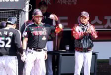 [포토]염감독도 박수로 축하, 이재원 솔로홈런