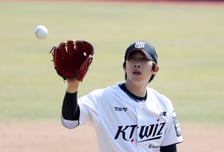 [포토]1회초 선두타자 이재원에 홈런 허용 'LG전 선발나선' 오원석