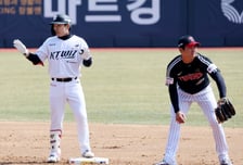 [포토]'출발이 좋다!' 2루타 류현인