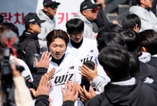 [포토]'볼넷출루후 득점한' 최원준