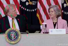 "가장 가깝고 중요한 참모"...트럼프 옆에 앉은 '얼음 여인'