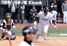 [포토]'2회말 상대실책으로 출루' 김현수