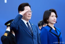 李대통령 부부 '경찰 간부' 임용식 등장…4년만에 현직 대통령 참석 '눈길'