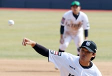 [포토]오원석 이어 무실점 역투펼치는 주권