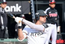 [포토]'7회말 2루타 출루하는' 힐리어드