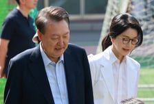 '무상 여론조사' 윤석열 재판 본격 시작…내달 김 여사와 법정서 재회?