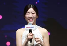 [포토] 정수빈 '큐 잠깐 놓고 마이크 잡았어요'