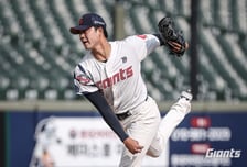 '단독 1위' 롯데 지는 법을 잊었다, 그런데... 꿈의 '160㎞ 파이어볼러' 8회 구원 등판→치명적 동점 허용이라니