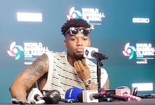 "스시 먹었어" 日모욕 주인공, 사과+해명 없었다! '댄스파티' 벌인 뒤 기자회견 입장→"아쿠냐가 춤 제일 잘 추더라"