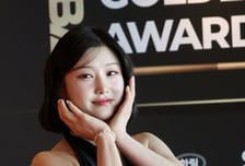 [포토] 조예은 '꽃받침이 필요해'