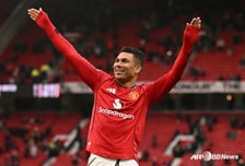 "형, 진짜 갈 거야?" 맨유 후배들, '작별 선언' 카세미루 바짓가랑이 붙잡았다 "제발 1년만 더"